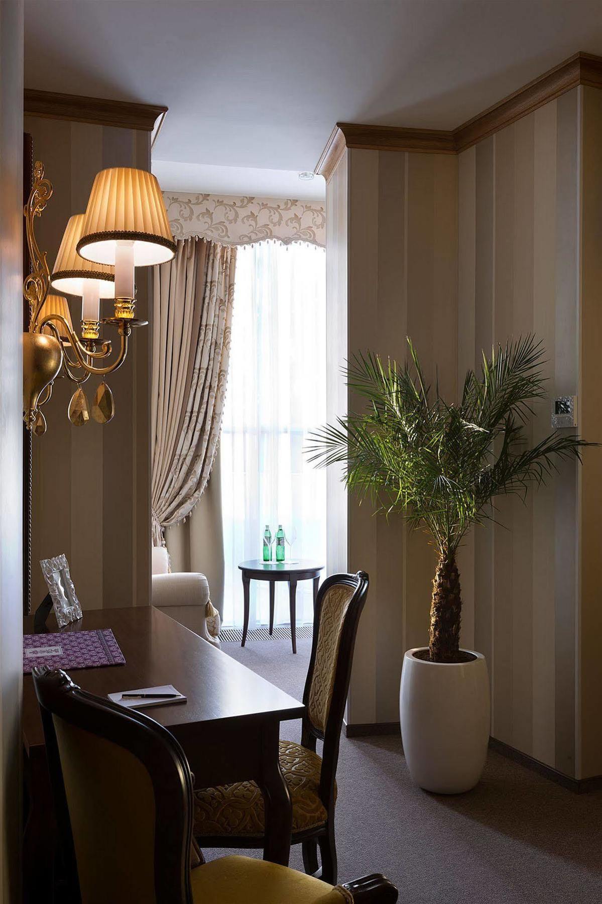 Iris Art Hotel Charkov Buitenkant foto